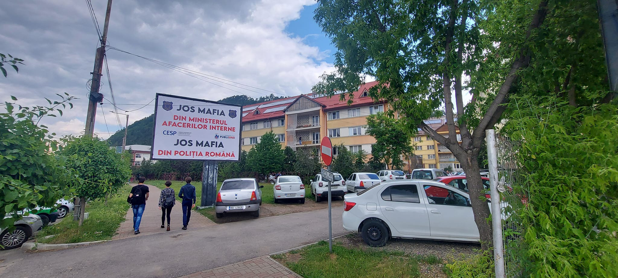 Panou stradal cu mesajul „Jos Mafia din Poliţia Română!“, în fața IPJ Neamț. Ironic, a fost dat jos după amenințări