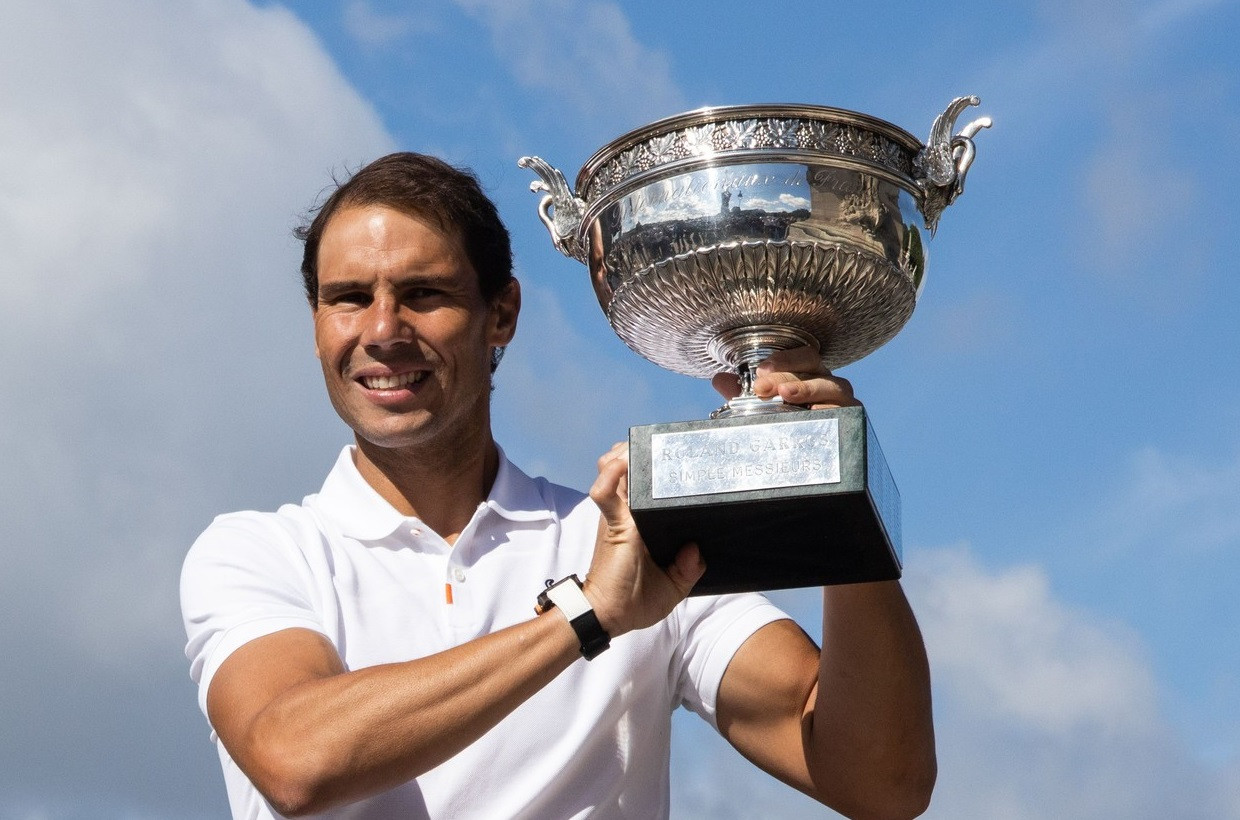 Rafael Nadal, în cârje la două zile după ce a cucerit trofeul la Roland Garros. VIDEO