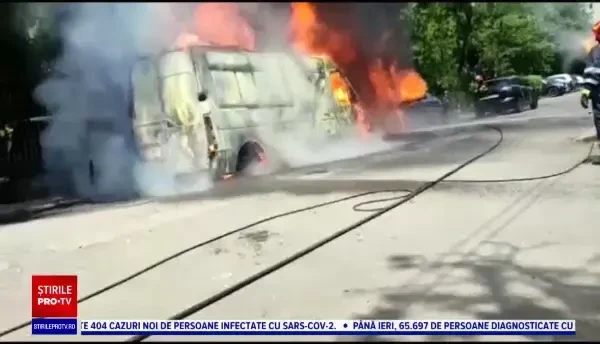 O dubă s-a făcut scrum pe o stradă din Iași. Flăcările s-au extins și la o altă mașină