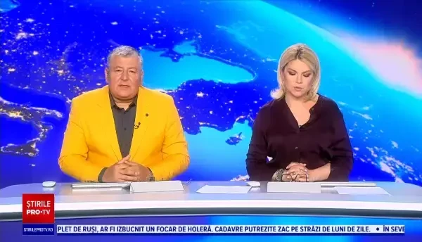 O vacă scăpată pe o autostradă aglomerată din SUA, prinsă cu un lasou de doi cowboy