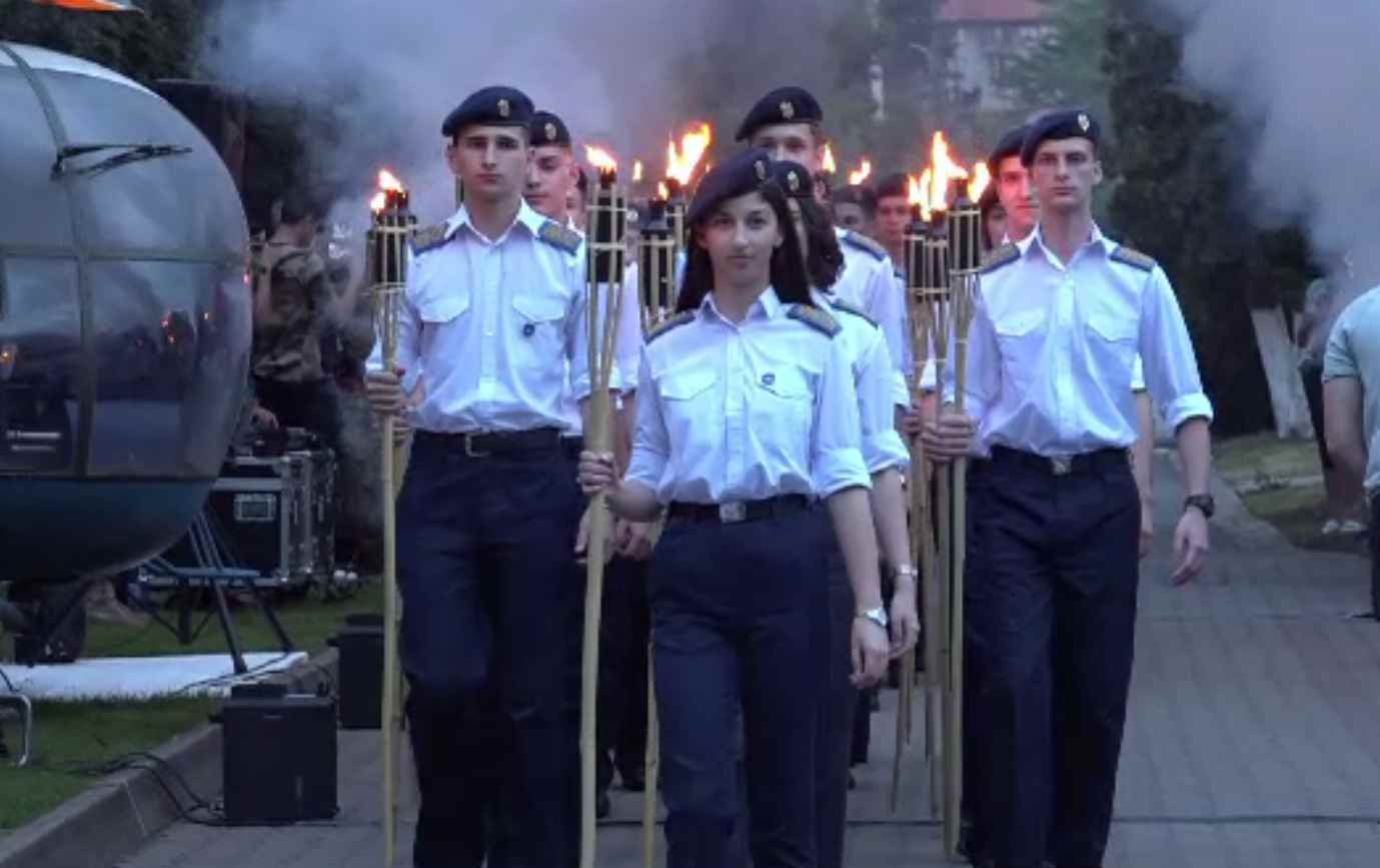 Tinerii români fug de armată. Câte locuri au colegiile militare din țară