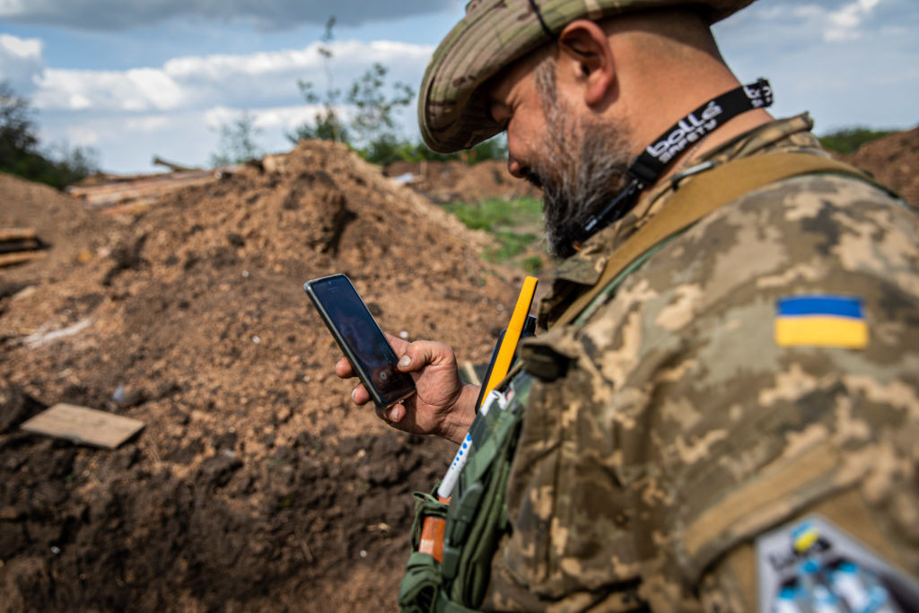 Rușii trimit mesaje de amenințare pe telefoanele personale ale soldaților ucraineni. Ce sunt sfătuiți să facă