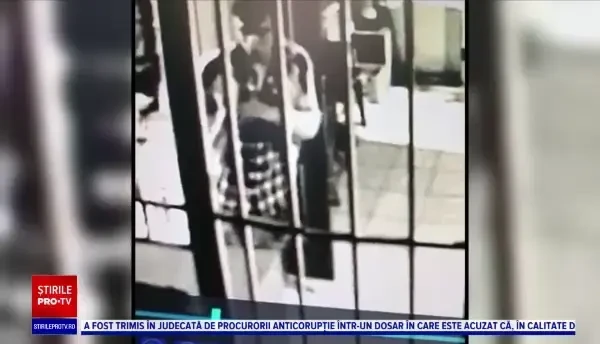 Un adolescent a prădat o agenție loto din Iași. A demonstrat aptitudini de acrobat și a furat și monedele de 50 de bani