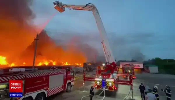 Incendiu puternic la Pitești. Intervin 18 autospeciale de pompieri