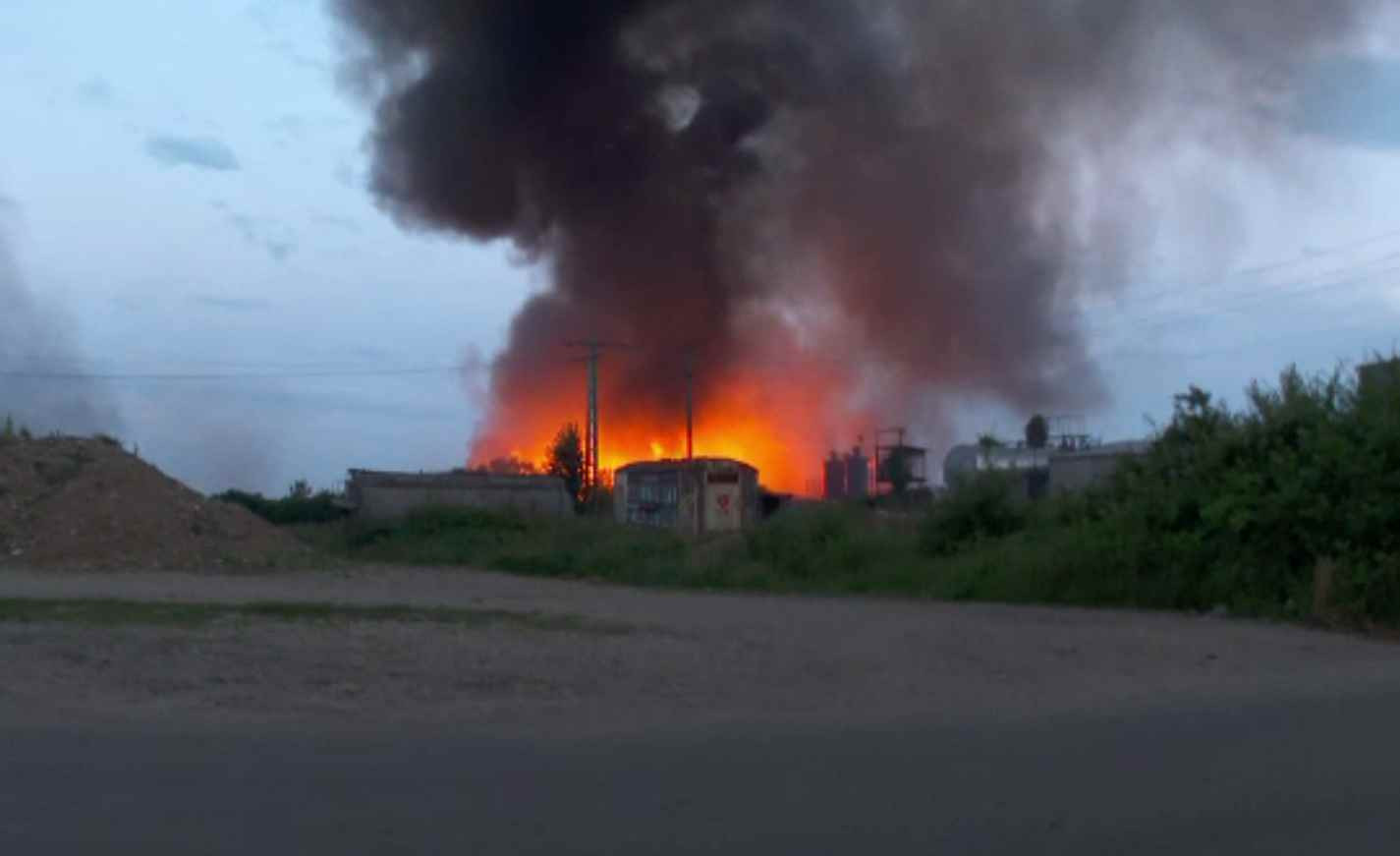 Incendiu extrem de periculos la o hală din Pitești. Au ars deșeuri toxice, iar prefectul recomandă controale medicale