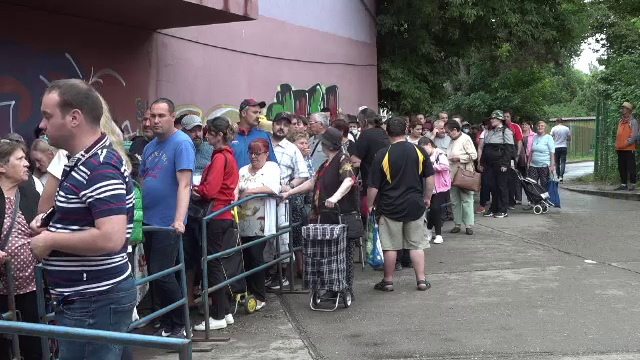 Sute de persoane cu handicap au așteptat la Galați ore în șir să-și ridice ajutoarele oferite de UE. „Asta este umilință”