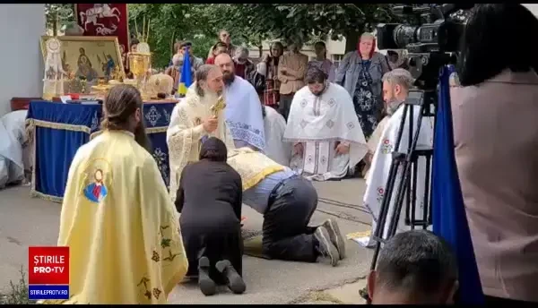 Zeci de preoți și enoriași au îngenuncheat în fața bisericii amenințată cu demolarea de Primăria Constanța