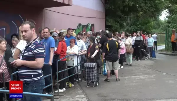 Sute de persoane cu handicap au așteptat la Galați ore în șir să-și ridice ajutoarele oferite de UE. „Asta este umilință”