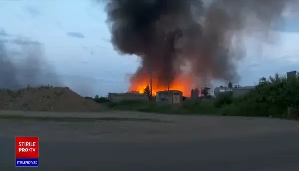 Incendiul uriaș care a distrus un depozit din Pitești a fost stins. În hală erau peste 500 de tone de substanțe periculoase