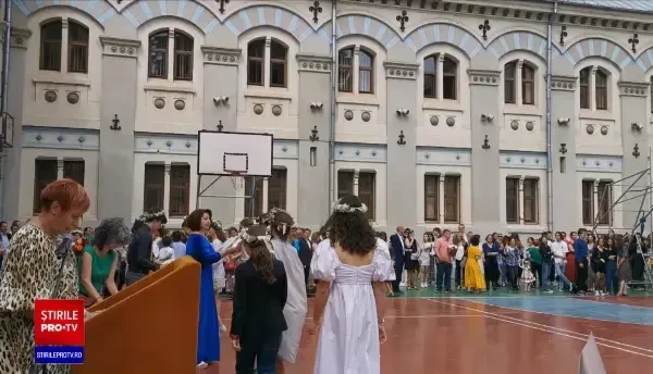 Peste două milioane de elevi intră oficial în vacanța de vară. Elevii se vor întoarce în bănci pe 5 septembrie