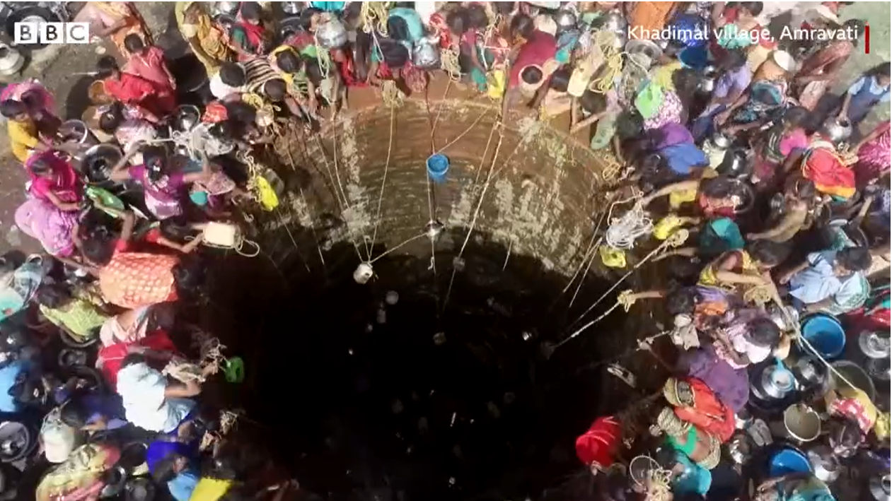 Sute de oameni se luptă pentru o găleată de apă într-o regiune din India care suferă de secetă. VIDEO