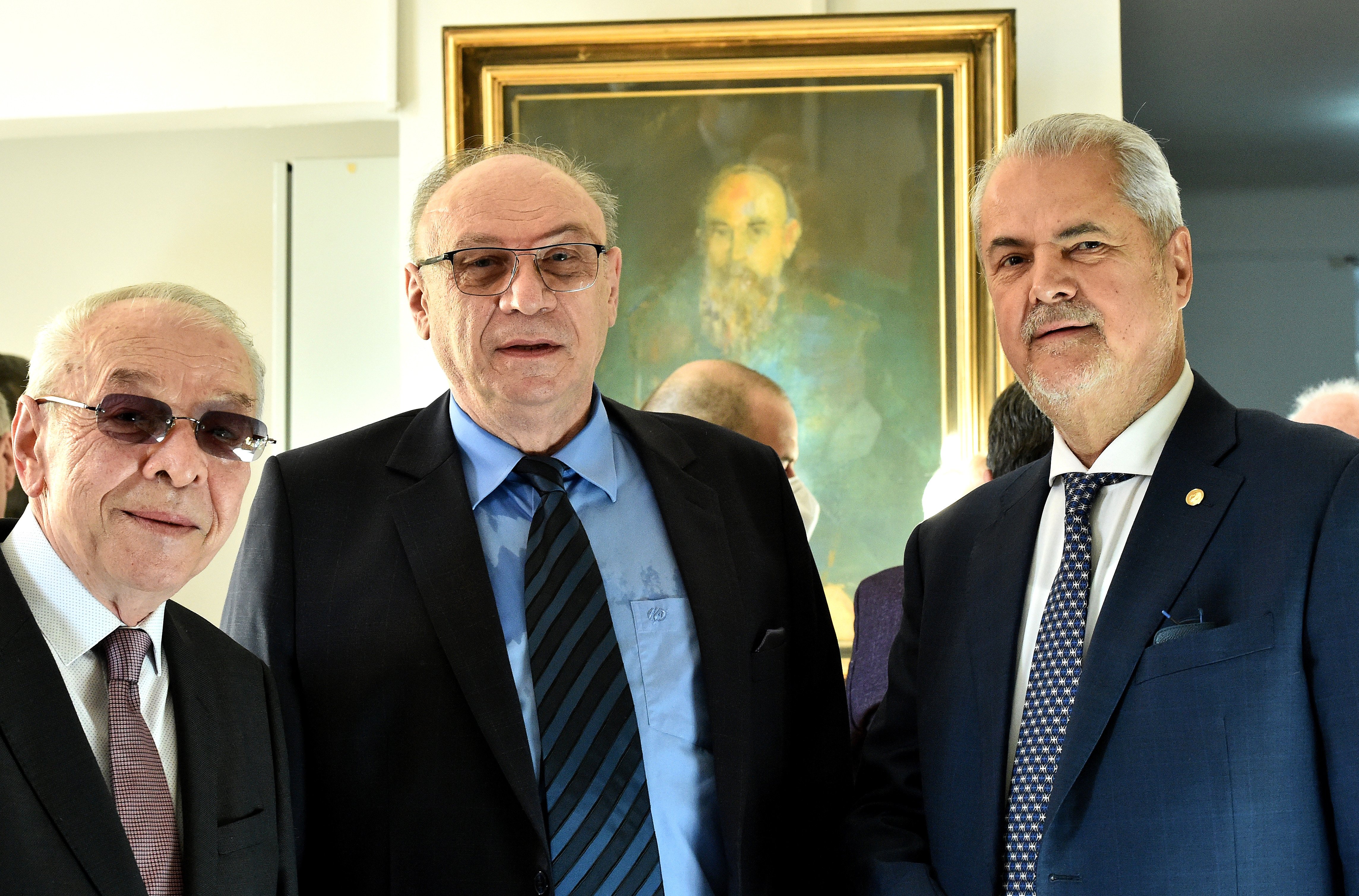 Nicolae Vacaroiu (stg.), Marian Enache (ctr.) si Adrian Nastase (dr.)
