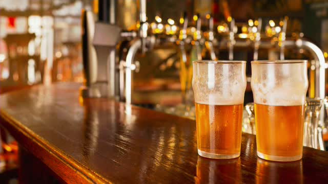 După doi ani de pandemie, românii au început să consume mai multă bere și vin fără alcool