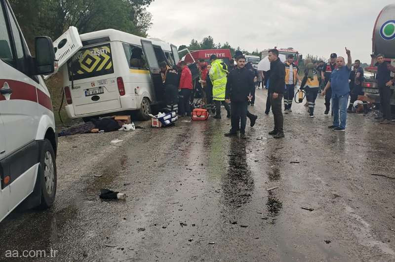 Opt morţi şi 10 răniţi într-un accident rutier din Turcia. Mai multe persoane mergeau la o nuntă