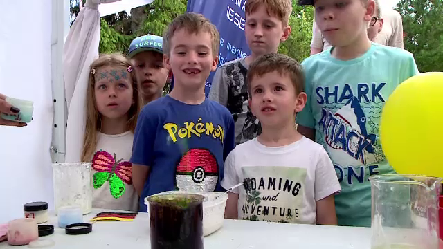 Copiii au devenit chimiști pentru o zi la „Festivalul Șotron” din Iași