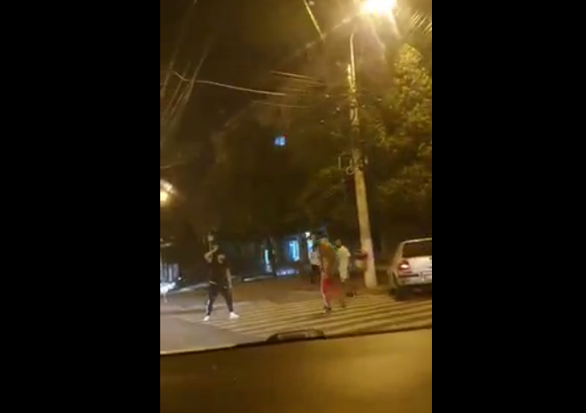 Răfuială în Galați din cauza unei fete. Mai multe persoane au fost tăiate pe mâini, două mașini au fost avariate