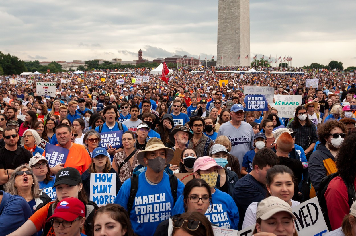 Zeci de mii de americani au ieșit în stradă ca să ceară înăsprirea accesului la armele de foc