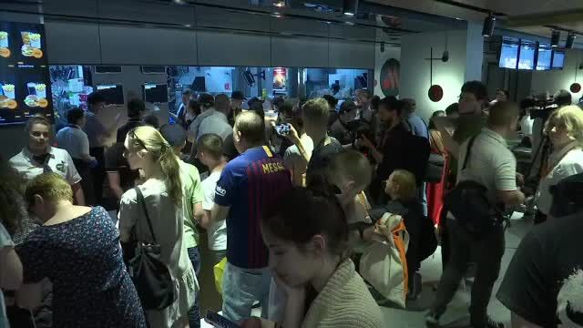 Sute de ruși s-au înghesuit la fostul restaurant McDonald’s din Moscova, care acum este rusesc