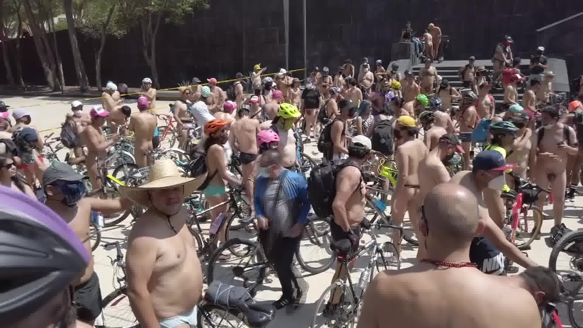 Sute de oameni au pedalat dezbrăcați pe biciclete, 17 kilometri, în capitala Mexicului