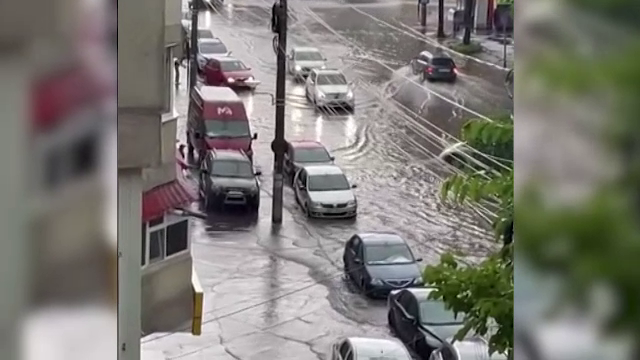 Furtunile au provocat inundații în mai multe localități. În Moldova au fost activate centrele antigrindină