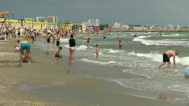 Cum au petrecut românii de Rusalii. Pe litoral, vizitatorii s-au bucurat de câteva reprize de soare