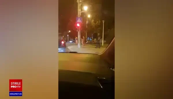 Răfuială în Galați din cauza unei fete. Mai multe persoane au fost tăiate pe mâini, două mașini au fost avariate