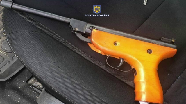 Femeie împușcată de un adolescent care trăgea cu arma în păsări. Băiatul și tatăl său au fost reținuți
