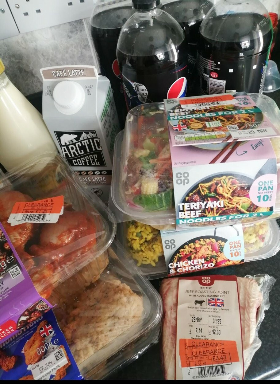 Metodele geniale prin care o mamă a trei copii și-a redus facturile de la 1.000 la 340 de lire pe lună în Marea Britanie