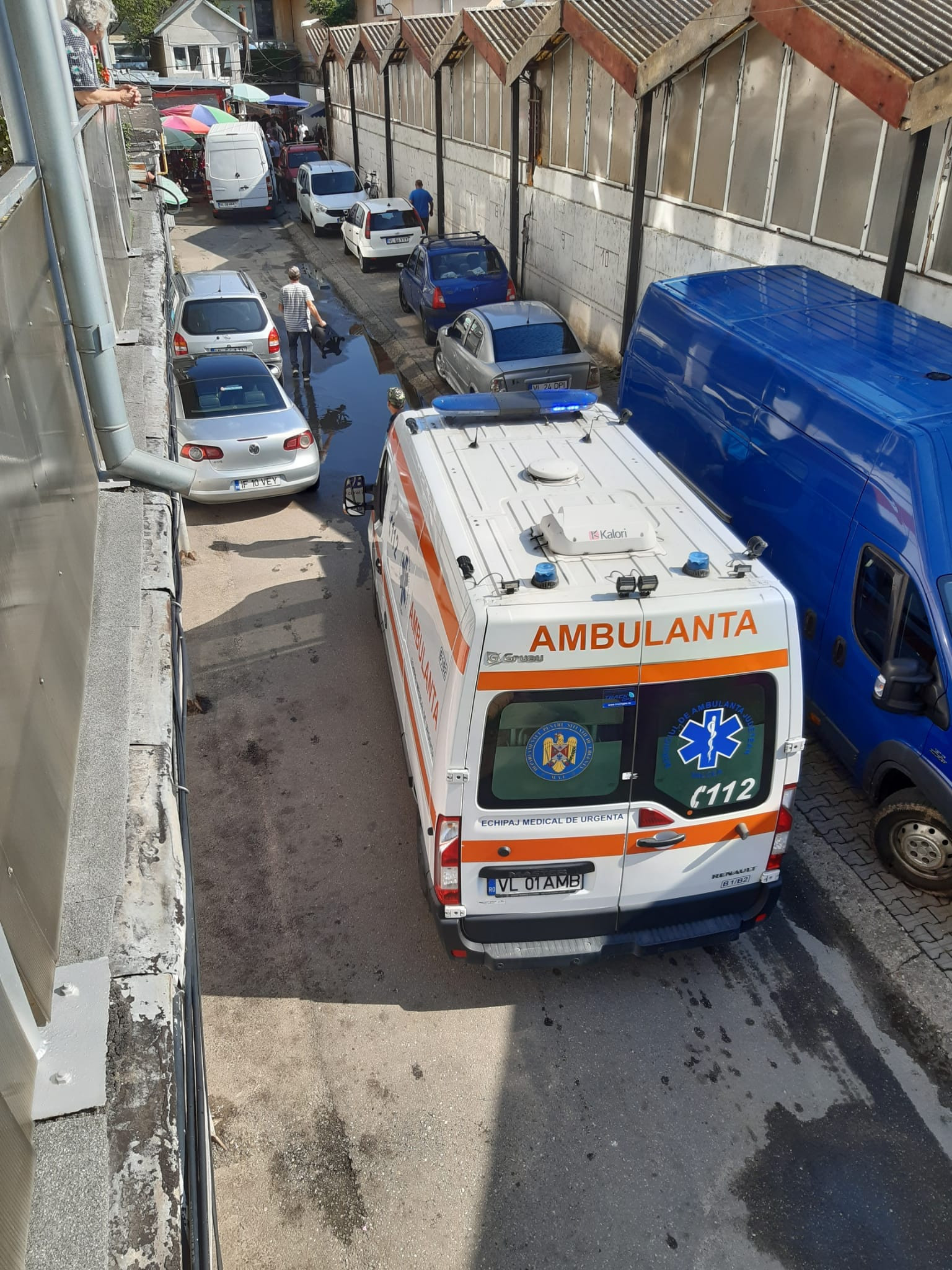 Ambulanță blocată în Drăgășani de mașinile parcate ilegal: ”Nesimțirea ucide”. Ce s-a întâmplat cu pacientul