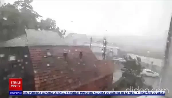 Furtuni violente în țară, inundații și copaci căzuți. În zona Moldovei au fost activate centrele antigrindină