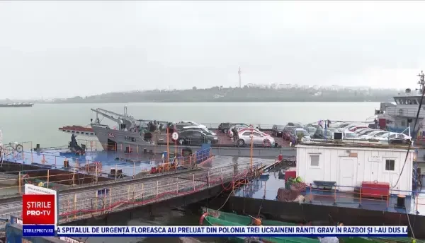 Un feribot fluvial militar acţionează de sâmbătă la punctul de traversare a Dunării de la Galați