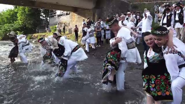 Ce semnifică udatul nevestelor, obicei unic în România. Tradiția a fost reluată de Rusalii după doi ani