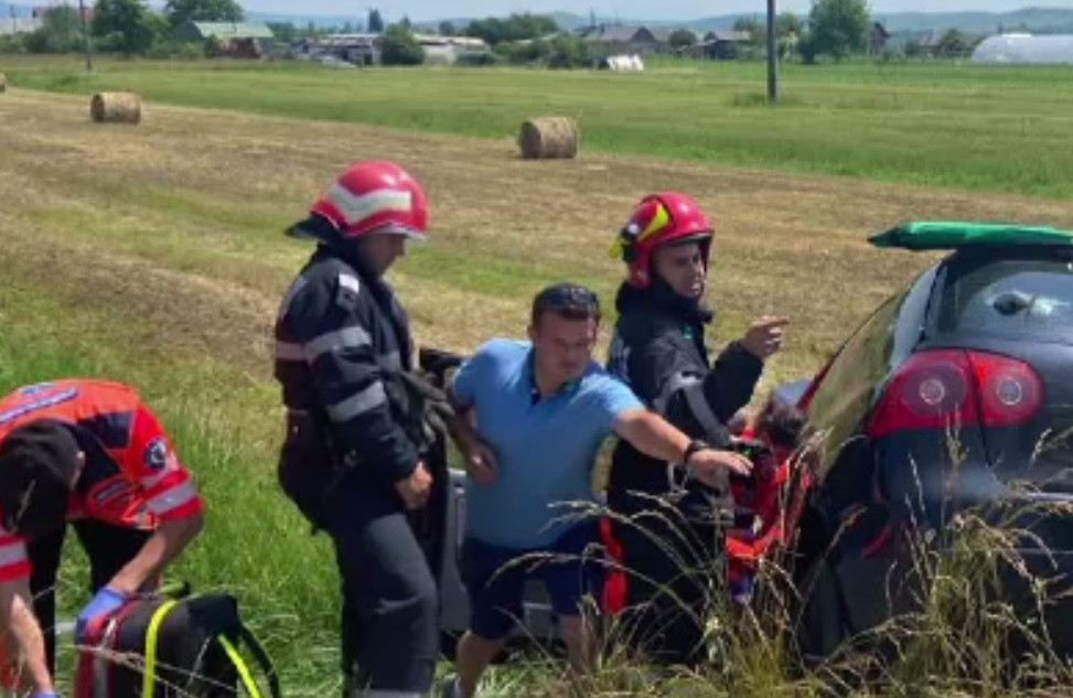 Un pompier bistrițean, erou și în timpul liber. Militarul a intervenit la un grav accident rutier, cu cinci victime