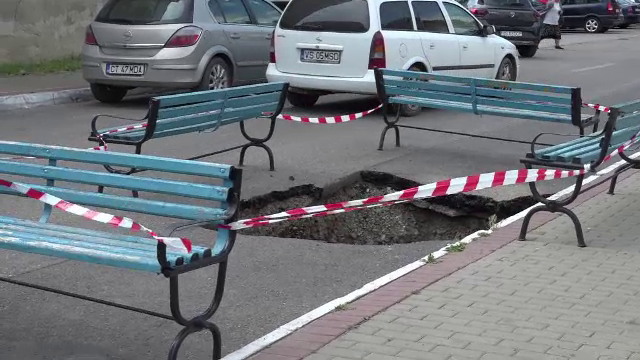 Clipe de groază pentru o femeie din Negrești. Asfaltul s-a surpat sub roțile mașinii sale. Explicația autorităților