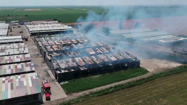 Intervenție dificilă a pompierilor din Prahova. Un saivan plin cu furaje a luat foc