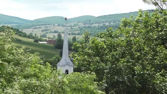 Un copil a ajuns de urgență la spital după ce o piatră funerară din marmură a căzut peste el