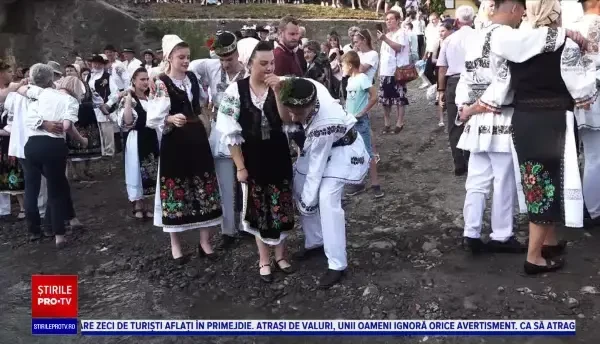 Ce semnifică udatul nevestelor, obicei unic în România. Tradiția a fost reluată de Rusalii după doi ani