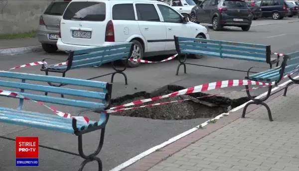 Clipe de groază pentru o femeie din Negrești. Asfaltul s-a surpat sub roțile mașinii sale. Explicația autorităților