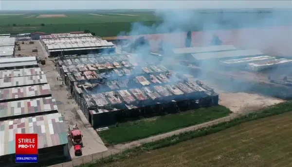 Intervenție dificilă a pompierilor din Prahova. Un saivan plin cu furaje a luat foc