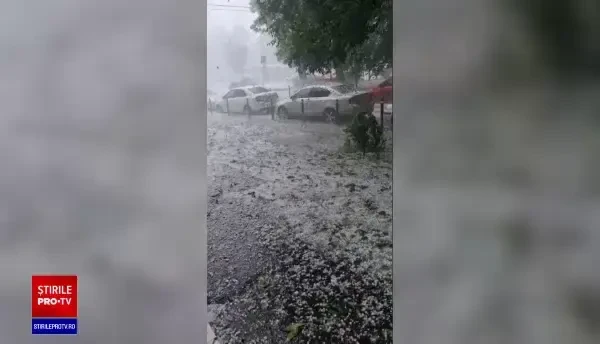 Furtună în București. Capitala a fost lovită de ploi și grindină