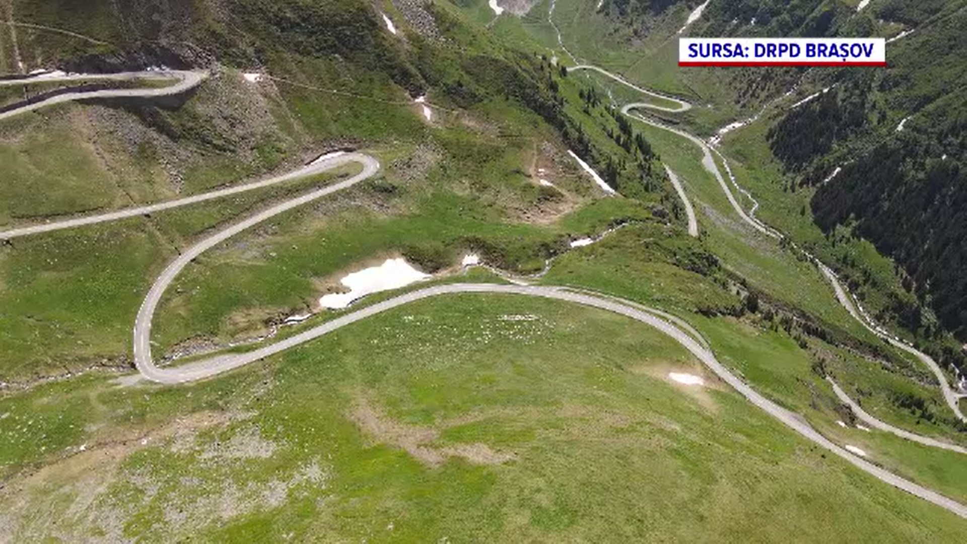 Transfăgărășanul se deschide circulației publice. Vreme de 6 săptămâni drumarii au curățat mormanele de zăpadă