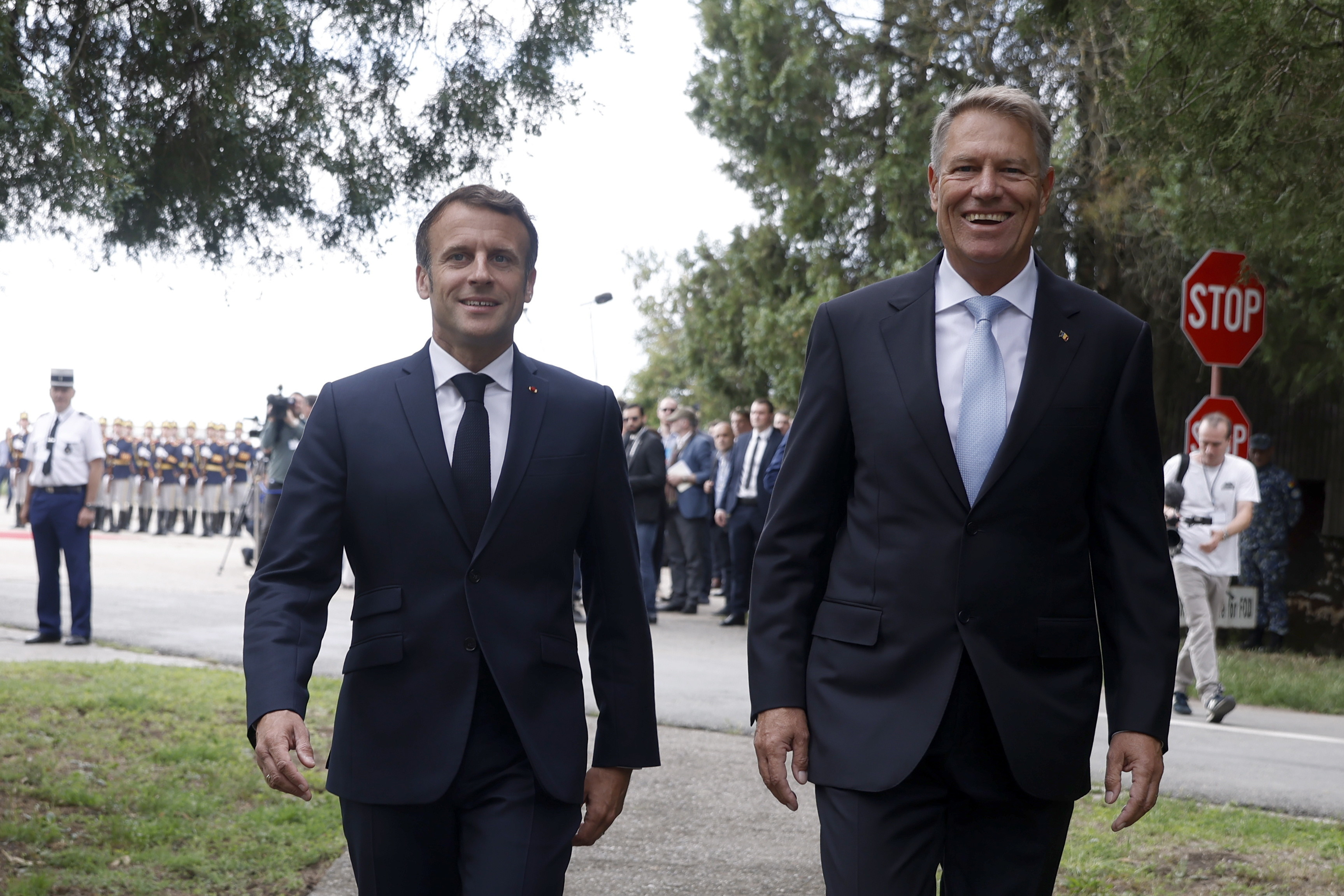 Klaus Iohannis s-a întâlnit cu Emmanuel Macron la Baza Kogălniceanu. Ce promisiuni a făcut președintele Franței