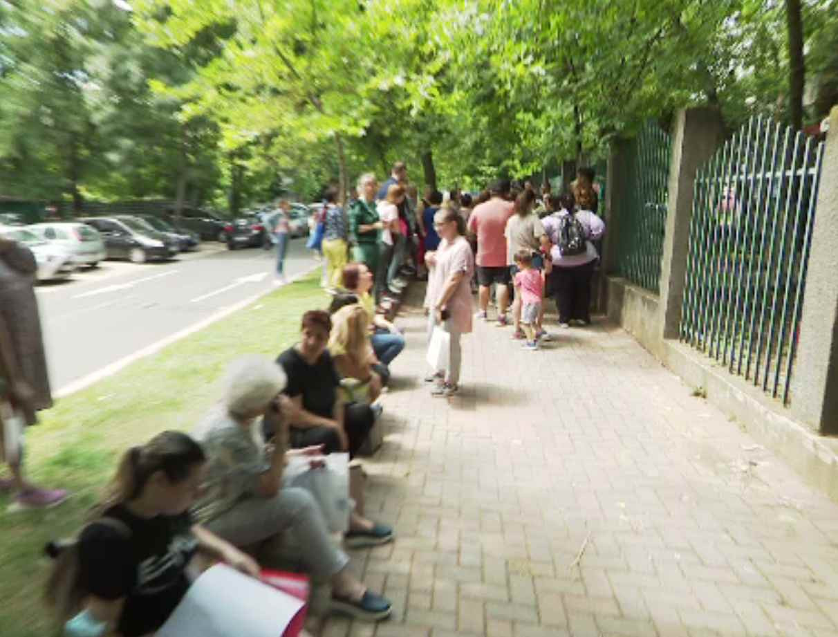 Ce îndură părinții care vor să-și înscrie copiii la grădinițele de stat cu program de vară