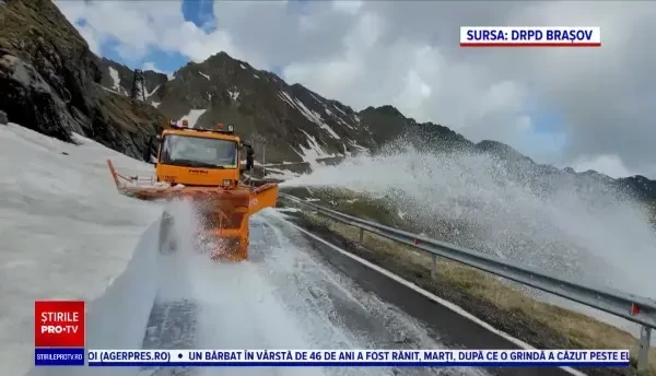 Transfăgărășanul se deschide circulației publice. Vreme de 6 săptămâni drumarii au curățat mormanele de zăpadă