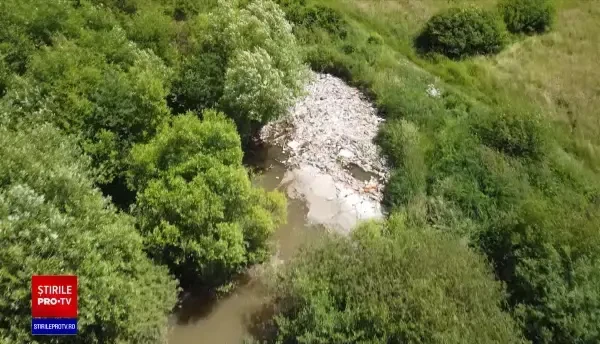 Dezastru ecologic în județul Brașov. Râul Homord, sufocat de gunoaie