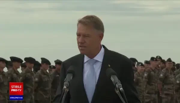 Klaus Iohannis s-a întâlnit cu Emmanuel Macron la Baza Kogălniceanu. Ce promisiuni a făcut președintele Franței