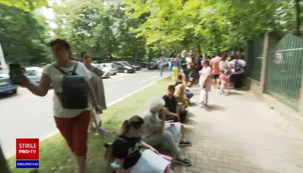Părinții au stat la coadă de la trei dimineața ca să-și înscrie copii la grădinițele de stat cu program de vară