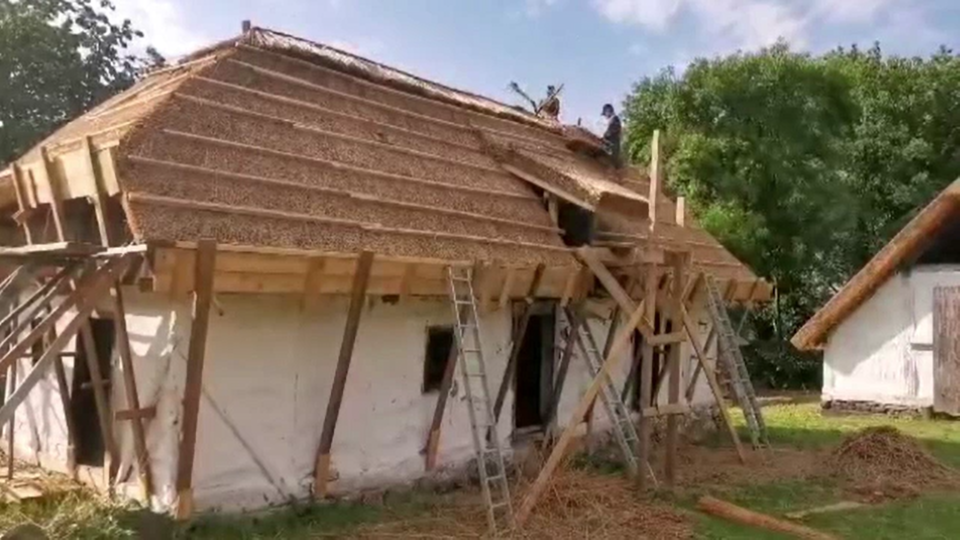Meșteri veniți din Delta Dunării lucrează de zor la restaurarea caselor vechi de la Muzeul Satului din Baia Mare
