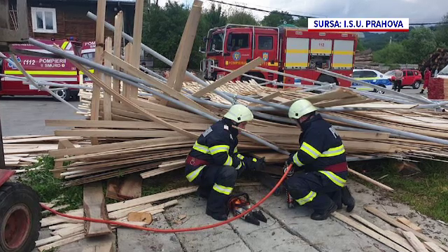 O stivă de lemne a căzut peste patru muncitori, la o fabrică de cherestea din Prahova. Două dintre victime au ajuns la spital