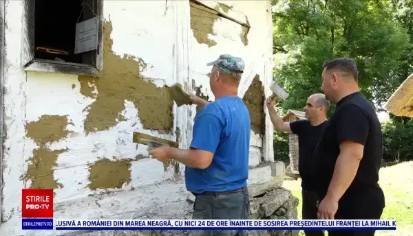 Meșteri veniți din Delta Dunării lucrează de zor la restaurarea caselor vechi de la Muzeul Satului din Baia Mare